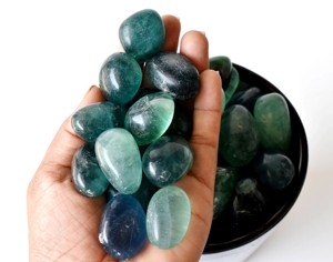 Piedras de fluorita verde ovaladas pulidas naturales al por mayor por kg, piedras curativas para decoración del hogar, rocas de cristal - Product Image 6