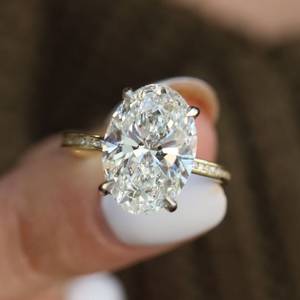 Bague de fiançailles Moissanite de 3.50 carats d'inspiration vintage avec solitaire ovale allongé et halo caché. - Product Image 1