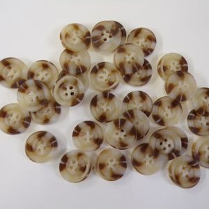 Boutons en tissu de couleur corne de buffle naturelle de qualité supérieure Blancs ronds polis pour une utilisation de vêtement provenant directement d'Inde - Product Image 6