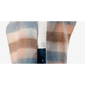 Écharpe en fourrure à carreaux confortable pour femme Marcus Adler avec bordure à franges bleues, taille standard - Product Image 3