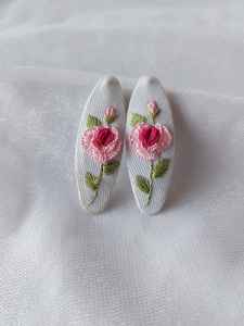 Pinzas para el pelo bordadas de color rosa hechas a medida con patrones Bordados florales para su reventa en tiendas de accesorios para el cabello - Product Image 2