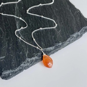 Collier pendentif goutte pointue en pierre de soleil d'Oregon, chaîne satellite délicate en argent sterling 925, pour la Fête des Mères, véritable joaillerie naturelle - Product Image 3