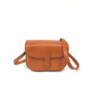 Mini bandolera clásica de cuero para SILLÍN para mujer, bolso de hombro tostado hecho a mano con cierre de solapa y aspecto Vintage de Indonesia - Product Image 6