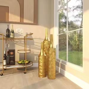 Ensemble de 3 vases en métal doré de qualité supérieure pour un style de maison sophistiqué et une décoration d'occasion spéciale fabriqués à la main en Inde - Product Image 5