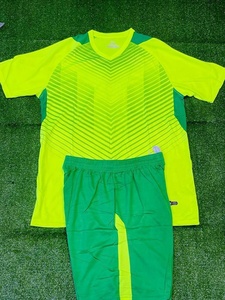 Maillots de football d'entraînement en polyester à séchage rapide personnalisés de haute qualité ensemble de vêtements de football pour garçons adultes hommes conception de maillot uni - Product Image 4