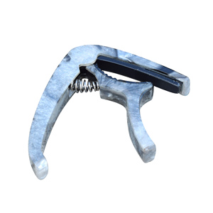 คาโป้กีตาร์อะคูสติกแบบปรับได้ระดับมืออาชีพ สีดำ พร้อมหมุดสาย ให้เสียงที่สมบูรณ์แบบ ใช้ได้กับกีตาร์เบส - Product Image 3