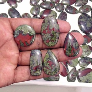 Cabujón de piedras preciosas sueltas de cuarzo jaspe de sangre de dragón Natural al por mayor tamaños personalizables de alta calidad para la fabricación de joyas - Product Image 1