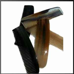 Peigne en corne de couleur naturelle et fini de haute qualité personnalisé et fabriqué à la main pour coiffer les cheveux à partir de corne de buffle véritable d'Inde - Product Image 4