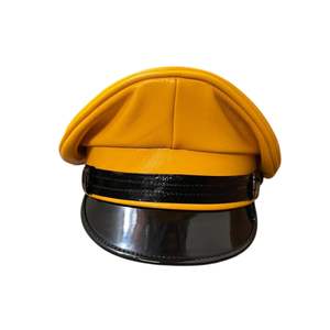 Esta es una gorra de motociclista Muir de cuero genuino amarillo con visera. - Product Image 5