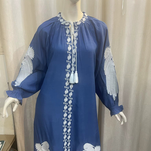 ชุดแม็กซี่เดรสยาวปักลายสีทึบสไตล์เรียบง่ายสวมใส่สบายพิมพ์ลายนูนวิธีการทอผ้าซักได้ตามธรรมชาติ - Product Image 1