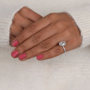 Platine Lab Grown Diamond Ring Hidden Halo pavé Set Style classique Oval Cut Engagement avec certificat IGI Son cadeau - Product Image 3