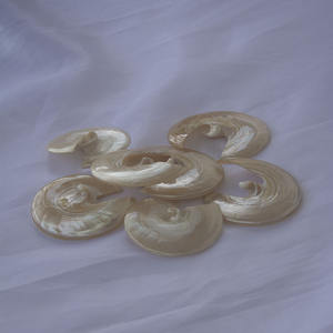 Concha Superior Redonda Blanca de Perla para Collar, Joyería de Concha Marina Pulida con Motivo de Corte de Estilo Animal - Product Image 4