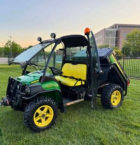 Véhicule utilitaire John Deere XUV 835M/845M Gator haute performance, boîte de vitesses automatique 4x4, boîte de chargement robuste - Product Image 3