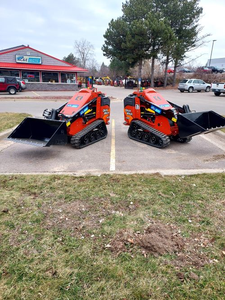 รถตักล้อยางขนาดเล็ก Ditch witch SK900 ให้เช่า พร้อมเครื่องยนต์หลัก PLC เกียร์ มอเตอร์ ปั๊มไฮดรอลิก KYB ระบบเกียร์ประสิทธิภาพสูง - Product Image 4