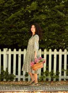 ชุดเดรสผ้าฝ้ายแท้ทำมือจากเวอร์จิเนีย ลายดอกไม้ สีเบจเทา แฟชั่นที่เป็นมิตรต่อสิ่งแวดล้อม - Product Image 2