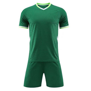 Uniforme de football en polyester pour hommes avec impression par sublimation complète, numéro de nom personnalisé et logo du club, uniformes de football pour adultes de conception OEM - Product Image 3