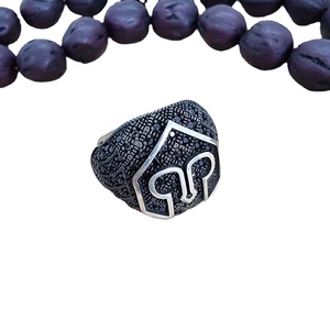 Anillo de Hombre Beelo Silver Gladiator Helmet con Circonita Negra, Plata 925, Engaste Pavé, Estilo Étnico, Joyería Fina - Product Image 1