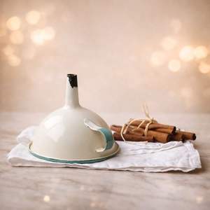 Embudo con Acabado de Cobre y Asa para una Transferencia de Líquidos sin Derrames, Diseño Duradero, Ideal para Cocina, Bar y Uso Doméstico - Product Image 5