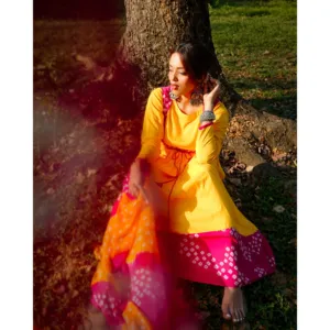 Ensemble de vêtements indiens de style Bollywood, choli en coton jaune Rani avec lehenga en georgette et salwar en soie - Product Image 3