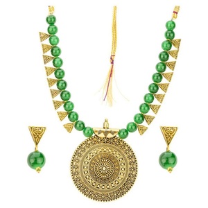 Bijoux ronds en laiton vert pour les occasions de fête - Product Image 2