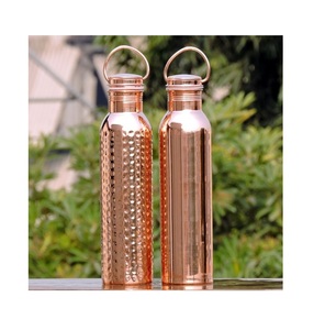 Botella de agua de cobre martillado antiguo hecho a mano nuevo diseño cobre puro con tapa para gimnasio o fiesta al por mayor por fabricante - Product Image 2