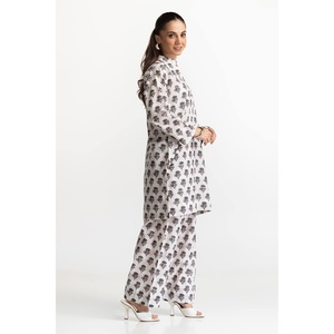 Ensemble coordonné pour femme en jacquard blanc imprimé avec décoration boutonnée - Product Image 5