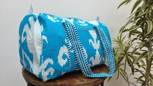 Bolsa de Viaje de Algodón Acolchada con Estampado Ikat Azul Cielo, Hecha a Mano, con Cierre, Gran Capacidad, para Fin de Semana o Deporte - Product Image 3