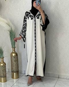 Abaya de satén de lujo personalizada al por mayor para mujer, vestido islámico turco pequeño con mangas con volantes, abaya estilo Dubái para musulmanes - Product Image 3