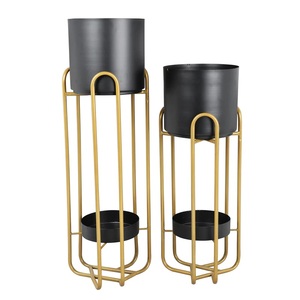 Vase à fleurs en métal de style moderne finition or et argent brillant avec design martelé pour décoration et affichage de mariage élégants - Product Image 6