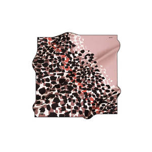 Écharpe carrée en twill de soie de créateur en rose poudré avec motif léopard abstrait - Product Image 1