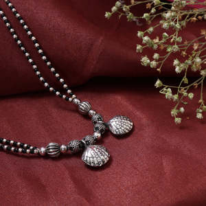 Collar con Colgante Geométrico Chapado en Rodio para Mujer con Detalles de Turquesa, Esmeralda y Perla de Agua Dulce - Product Image 3