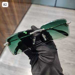 แว่นกันแดดแบบฮิปฮอปสุดหรู ผ่านการทดสอบเพชร ระดับความใส VVS สี D ประดับโมอิสซาไนต์ พร้อมเลนส์กระจกสีเขียวเคลือบสารป้องกันแสงสะท้อน ผลิตในอินเดีย - Product Image 1