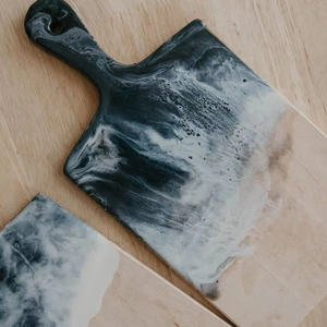 Planche à découper en résine et en bois avec un design artistique unique et moderne, parfaite pour les cadeaux de pendaison de crémaillère, cadeaux de mariage - Product Image 1