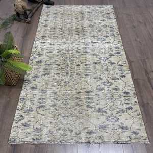 Alfombra Turca Vintage de Lana de 3.9x7.3 pies, Diseño Ecológico de Patchwork con Plantas y Árboles Grises, Base de Látex - Product Image 1