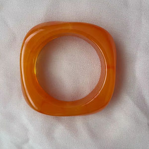 Bracelet manchette artisanal en résine orange vif audacieux, style ange, fait main, tendance, pour femmes et jeunes filles modernes - Product Image 1