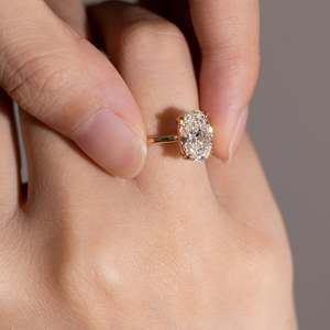 Anillo artesanal con diamante de corte ovalado de 2 quilates D-F VVS1-VS2, diamante cultivado en laboratorio en oro amarillo de 14K o 18K para uso diario o como regalo de aniversario. - Product Image 3