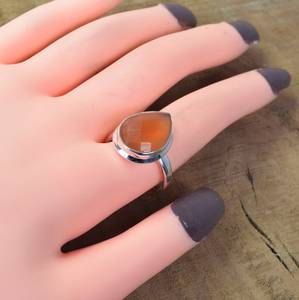 Bague de fiançailles tendance pour femme en jade rouge, argent sterling 925, pierre précieuse ronde taille brillant facettée - Product Image 4