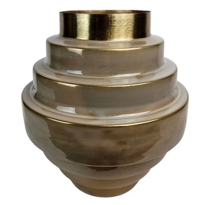 Florero artístico de metal de hierro con un diseño bellamente diseñado para hacer una declaración en interiores elegantes y lujosos - Product Image 2