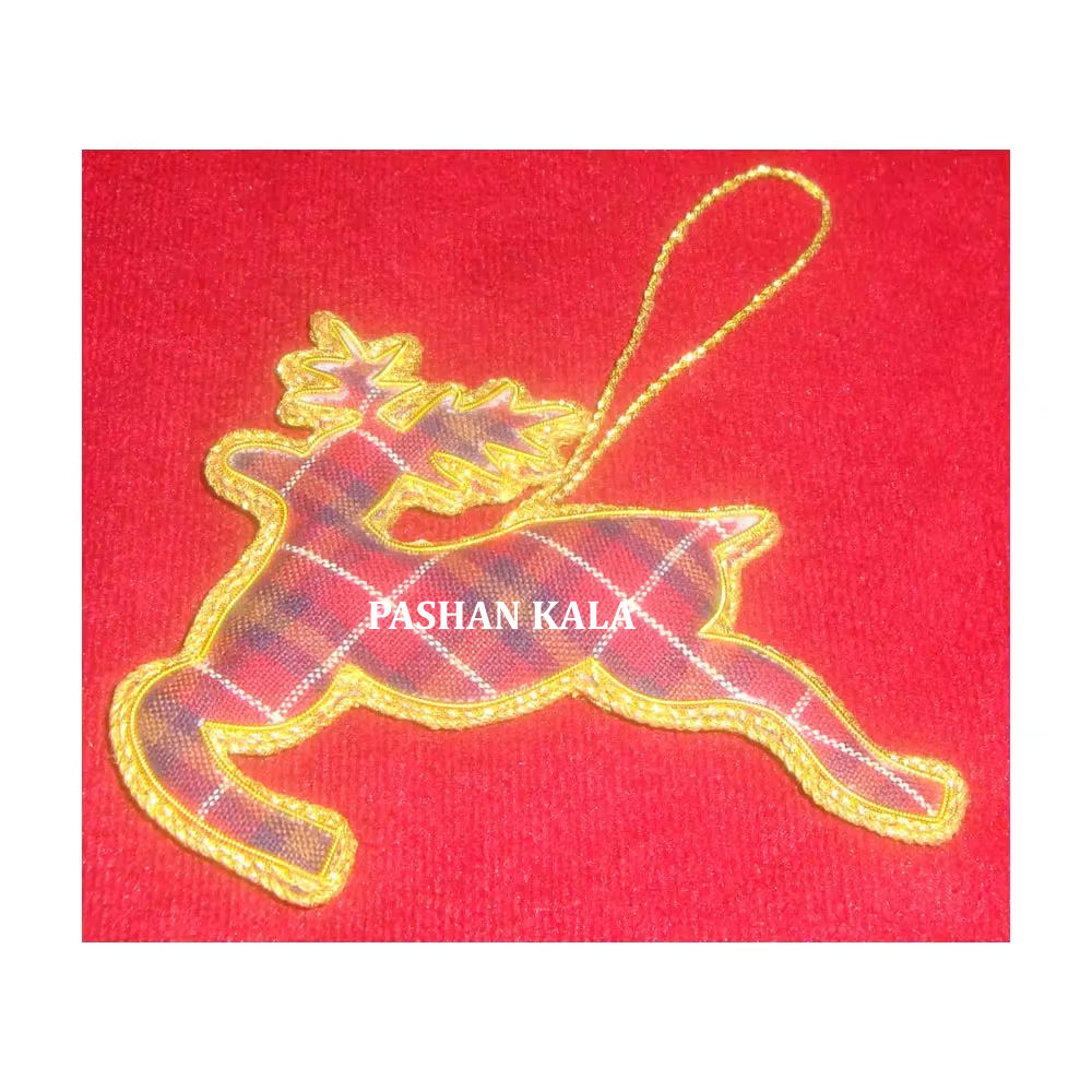 สีแดงเข้ม