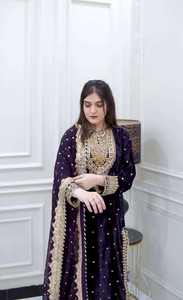 Costume formel pakistanais en velours luxueux avec des embellissements faits à la main Stock disponible Derniers modèles de catalogue pour femmes - Product Image 3