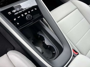 รถยนต์ Porsche Macan ไฟฟ้า ปี 2025 รุ่นใช้งานน้อย ได้รับการรับรองความสะอาด - Product Image 5