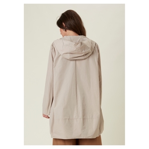 Chubasquero para mujer hecho en Italia técnica para todas las estaciones, botonadura única con capucha y bolsillos, diferentes colores disponibles - Product Image 4