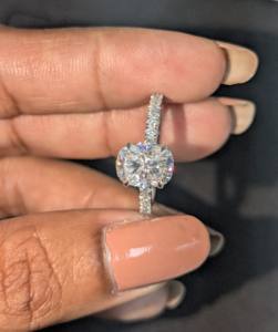 Anillo de Compromiso Clásico de Oro Blanco Sólido de 10K/14K con Diamante Cultivado en Laboratorio de Corte Cojín de 2 Quilates, Regalo de Boda para Mujer, Anillo de Diamantes - Product Image 1