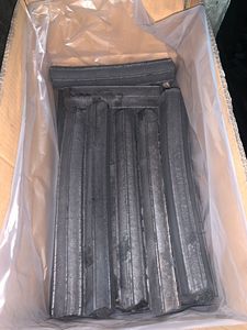 Charbon de bois commercial pour barbecue, gros morceaux, haute chaleur, faible teneur en cendres, pour restaurants, steak-houses et services de traiteur - Product Image 1
