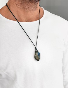 Collier à breloques en cristal de labradorite fait à la main Cordon en cuir vert Bijoux de pierres précieuses pour la protection et le style - Product Image 2