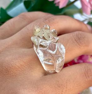 Anillo de piedras preciosas de cristal de cuarzo natural, anillo llamativo especial de diseño único, anillo tallado a mano con flores, regalo para ella o él - Product Image 1
