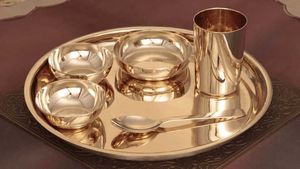 Ensemble de Thali en laiton fait à la main de haute qualité avec cuillère à bol à assiette complète polonaise dorée et ensemble de verre pour les repas traditionnels à la maison - Product Image 2