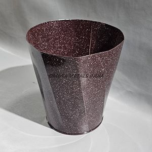 Vase violet métallisé dernier design, forme évasée élégante avec finition scintillante, idéal pour une utilisation moderne à la maison et au bureau - Product Image 1