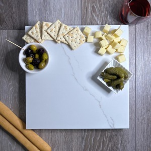 Planche à découper et à servir carrée en marbre blanc élégant, parfaite pour les cours de cuisine, les ateliers culinaires et les chefs à domicile en provenance d'Inde - Product Image 1