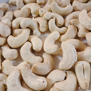 Vente en gros de noix de cajou Kaju Badam SANTIGO Noix de cajou W240 Service de noix 24/7 - Product Image 1